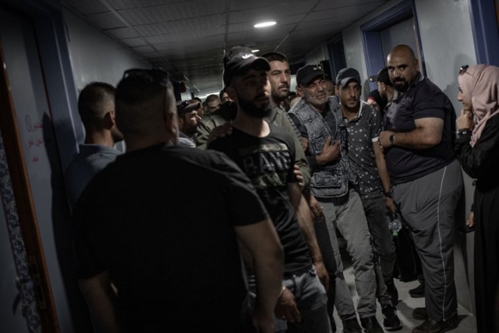 Moment en el que arriben els familiars de Yassin Jaber a l'hospital. Sabedors que l'Estat d'Israel l'ha mort en el marc dels atacs constants al territori de la Palestina ocupada. Foto: Caterina Albert 